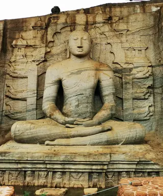 Spüre die Stille vor den Buddha-Statuen von Gal Vihara